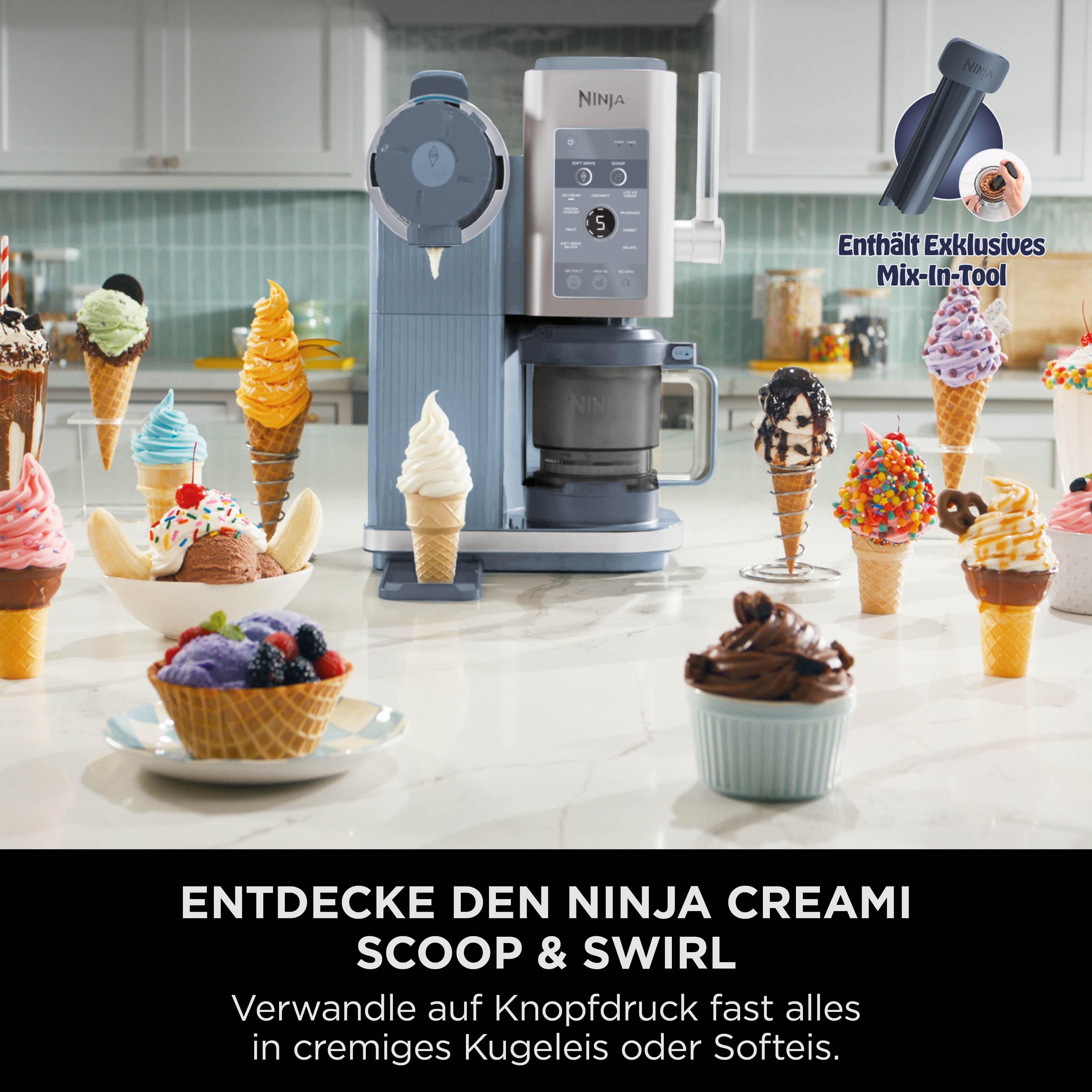 Ein blauer Ninja Creami Eismaker mit verschiedenen Eissorten und Waffeln.