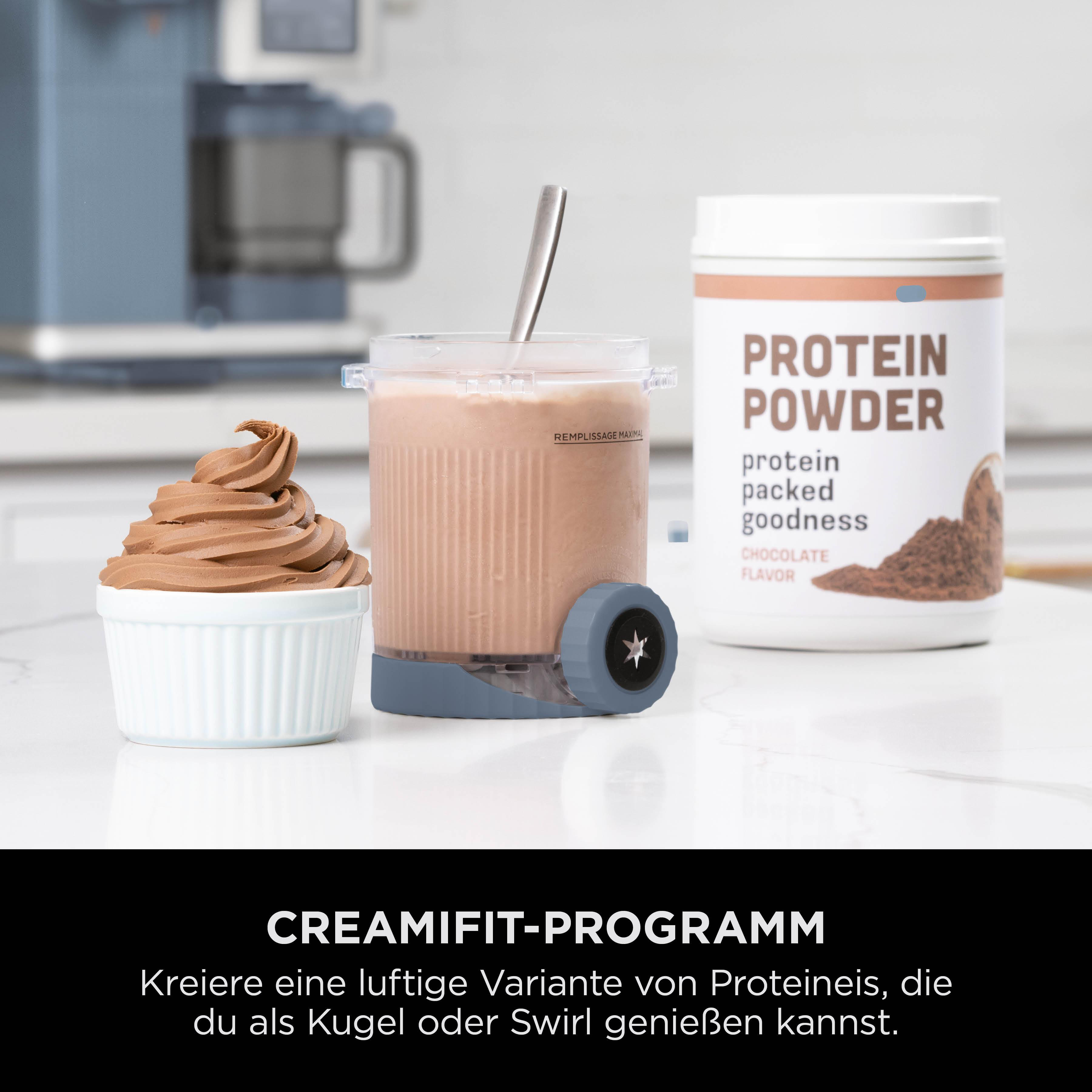 Schokoladen-Protein-Eiscreme mit Pulver und Löffel.