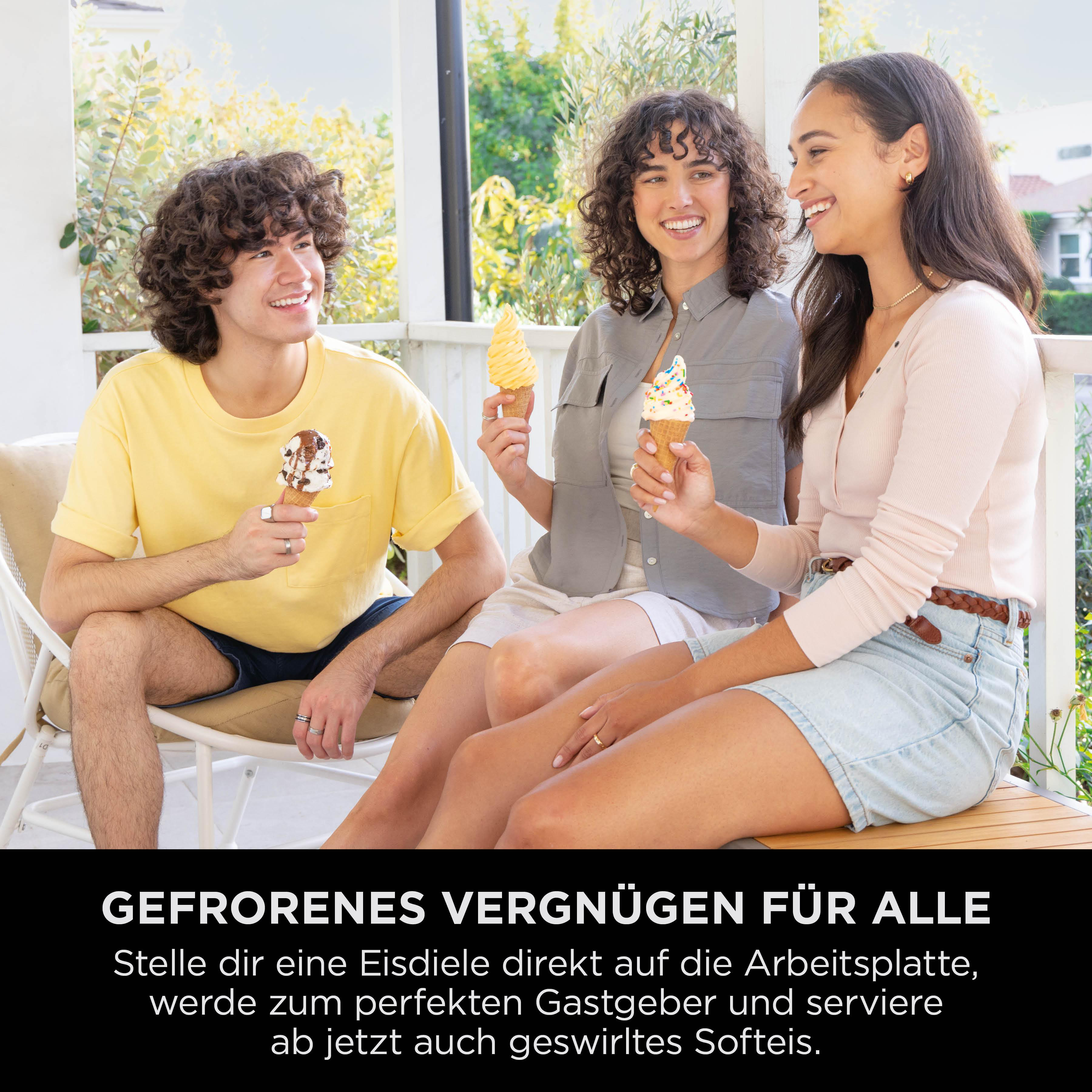 Drei junge Leute sitzen draußen und essen Eiscreme.