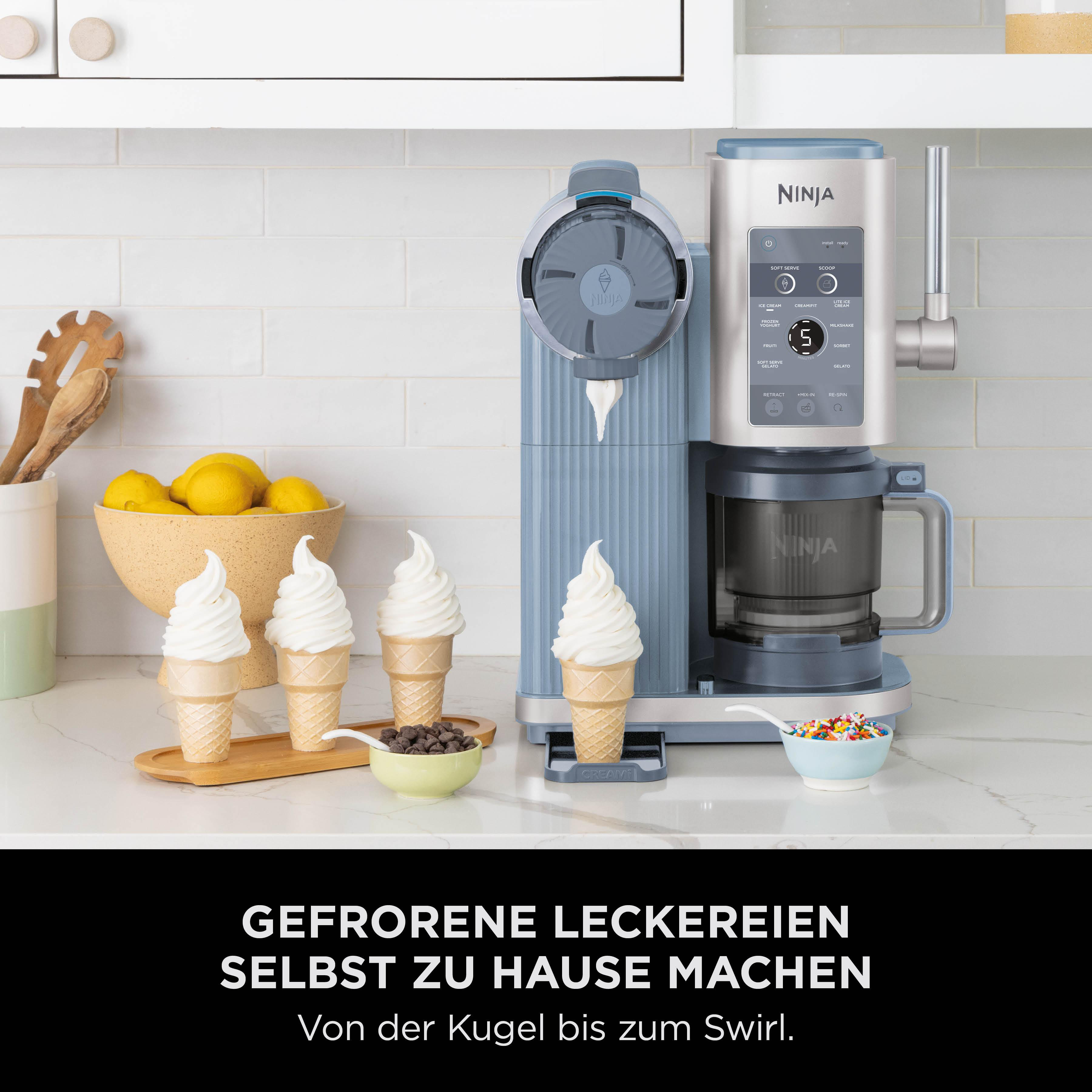 Ein blauer Eismaschine-Zubereiter mit vier Eiswaffeln, Zitronen und Schokostückchen.