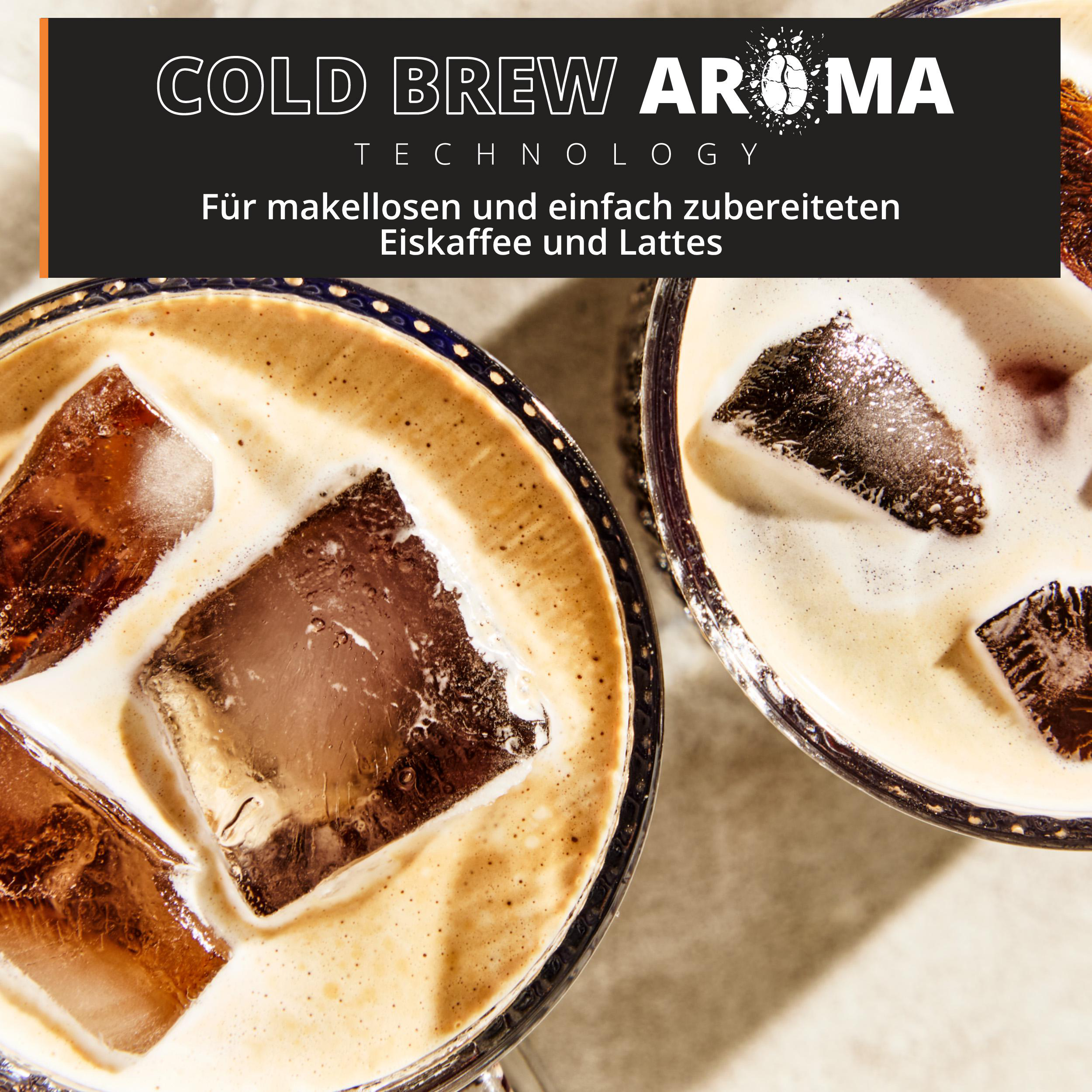 Zwei Gläser mit Cold Brew Kaffee und Eiswürfeln, mit Milchschaum bedeckt.