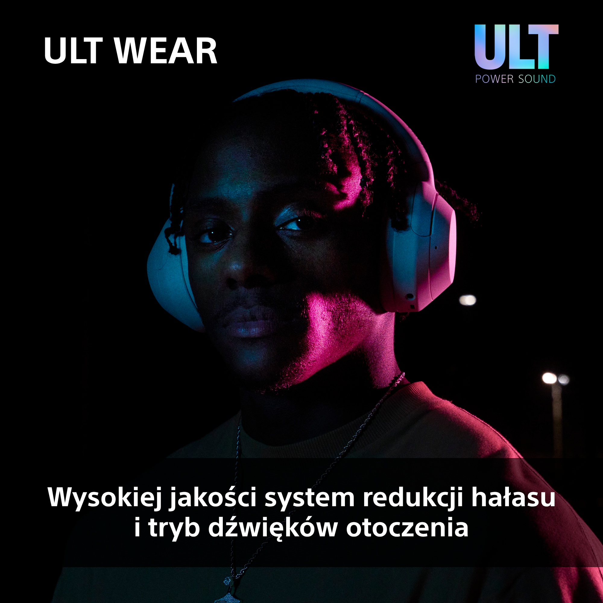 Mężczyzna w słuchawkach, oświetlony różowym i niebieskim światłem, z tekstem.