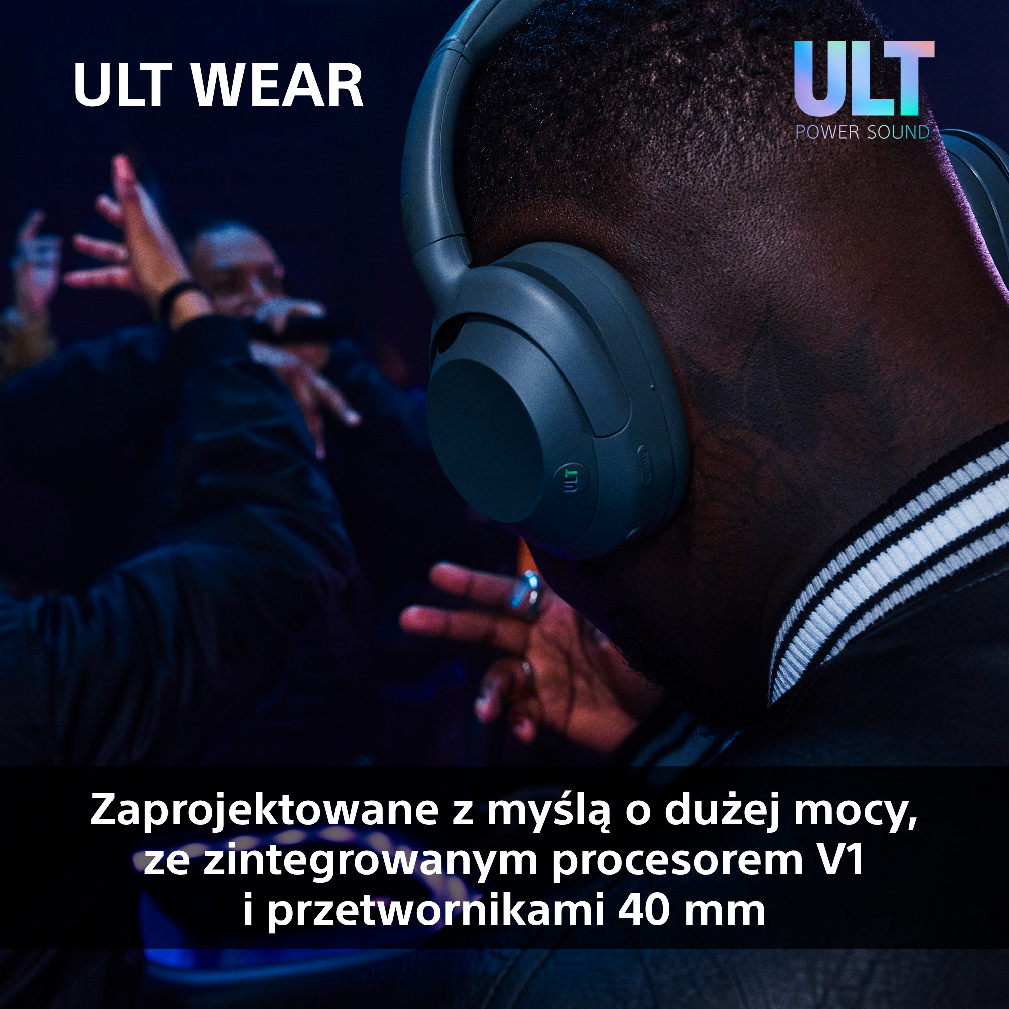Mężczyzna w słuchawkach, widziany od tyłu. Tekst: ULT WEAR.