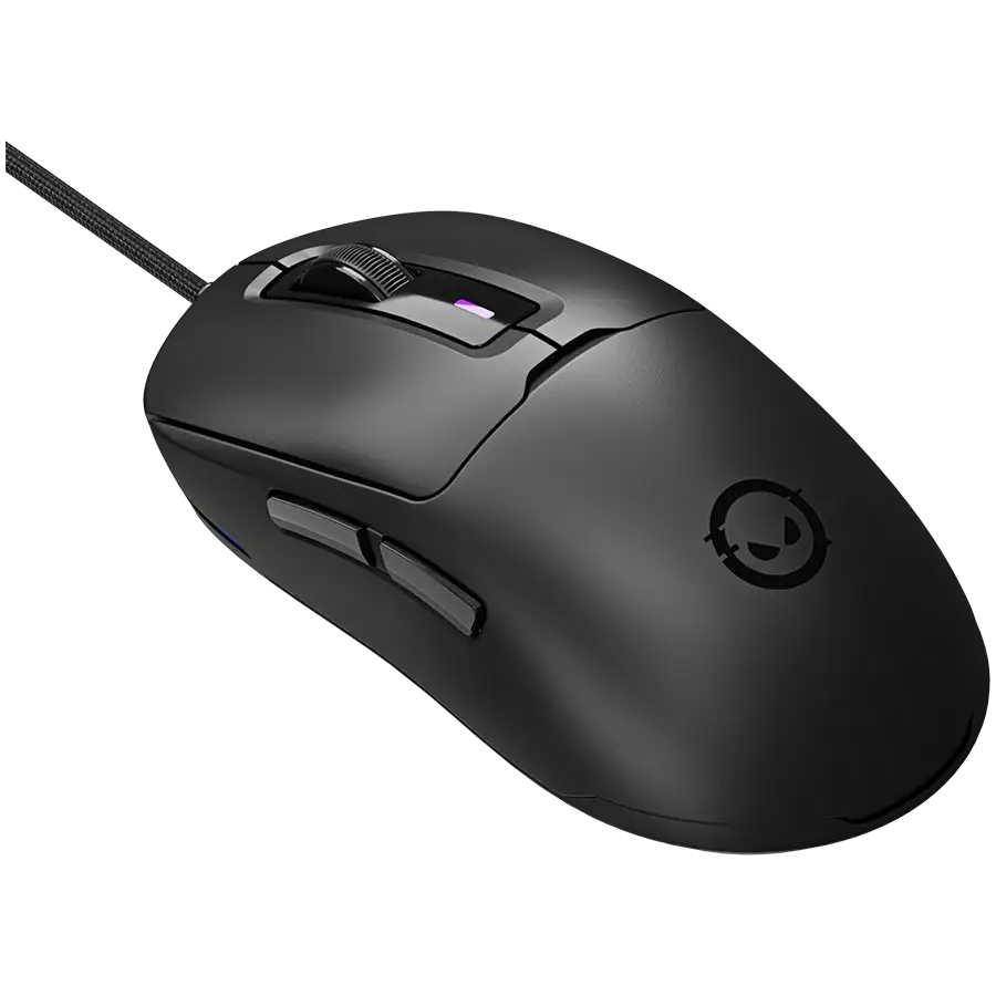 Fekete gamer egér görgetőkerékkel és logóval, fekete háttéren.