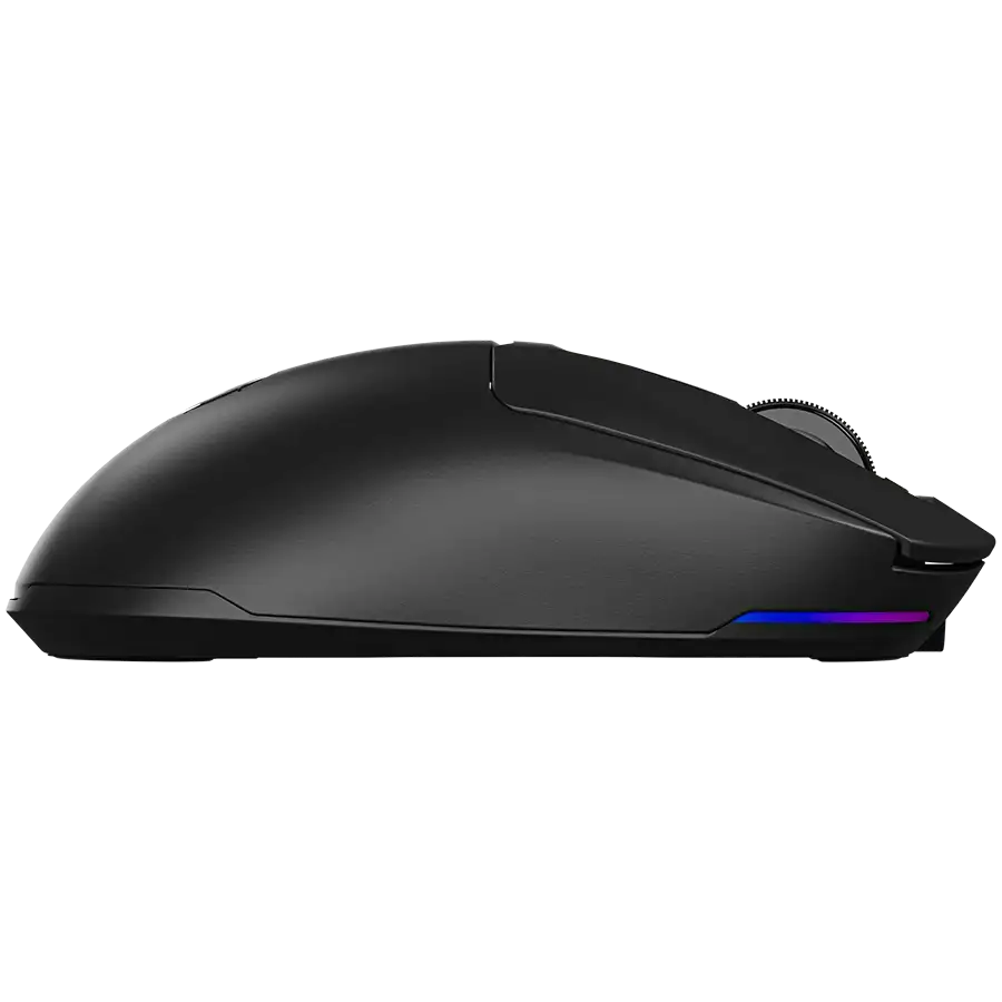 Fekete egér RGB világítással profilból, fekete háttéren.