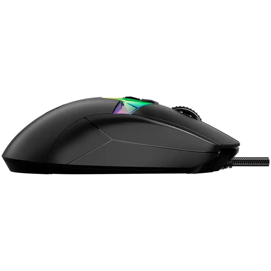 Fekete gamer egér RGB világítással, oldalnézetben, fekete háttér előtt.