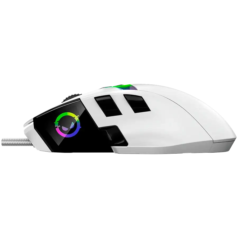Fehér gamer egér RGB logóval és gombokkal fekete háttéren.
