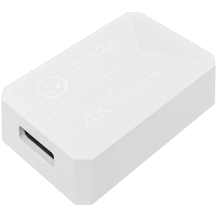 Egy fehér 4KHz vezeték nélküli vevő Logocar logóval és USB-C porttal.