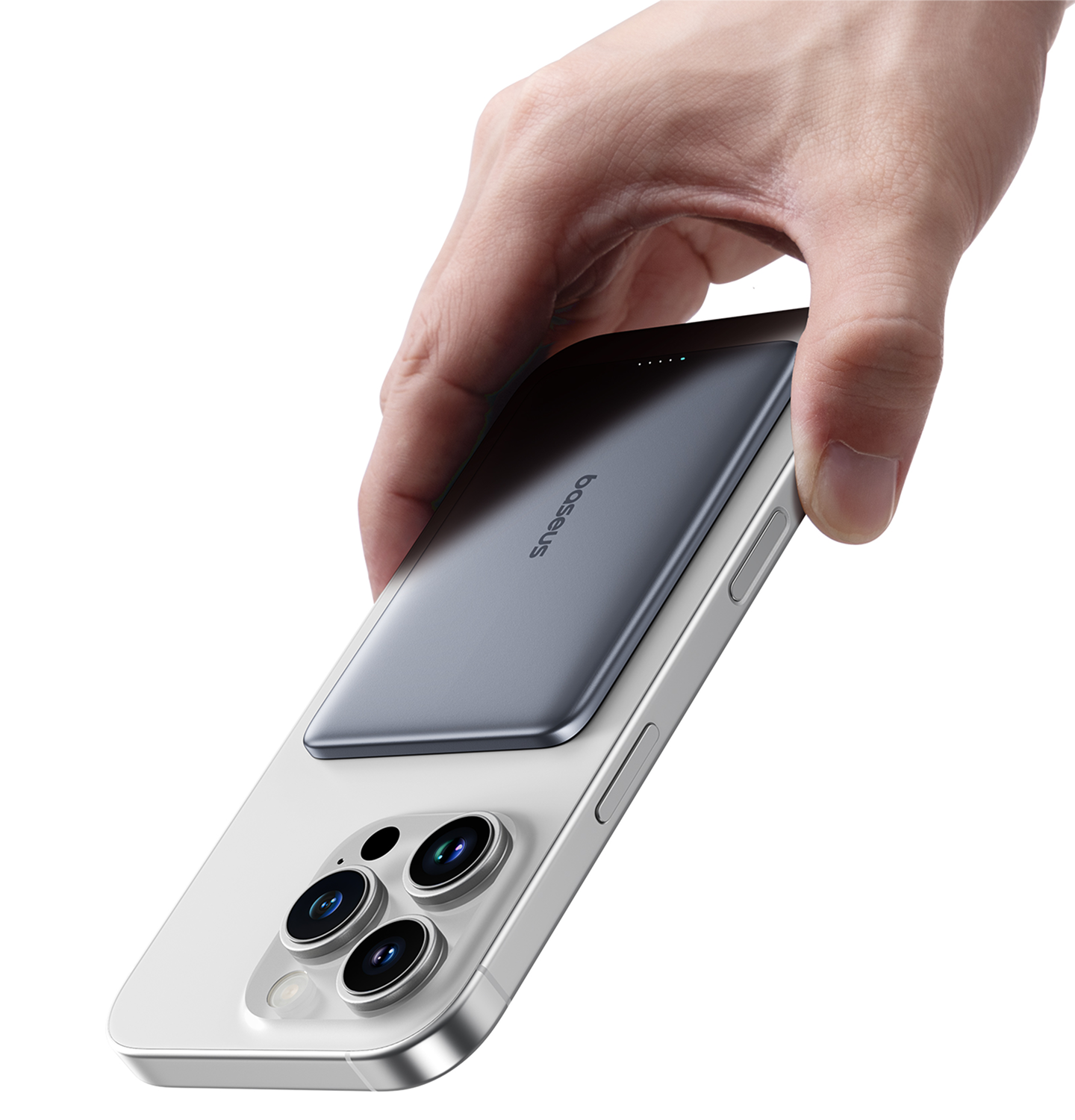 Una mano sostiene un teléfono gris con tres lentes de cámara y una batería adicional.