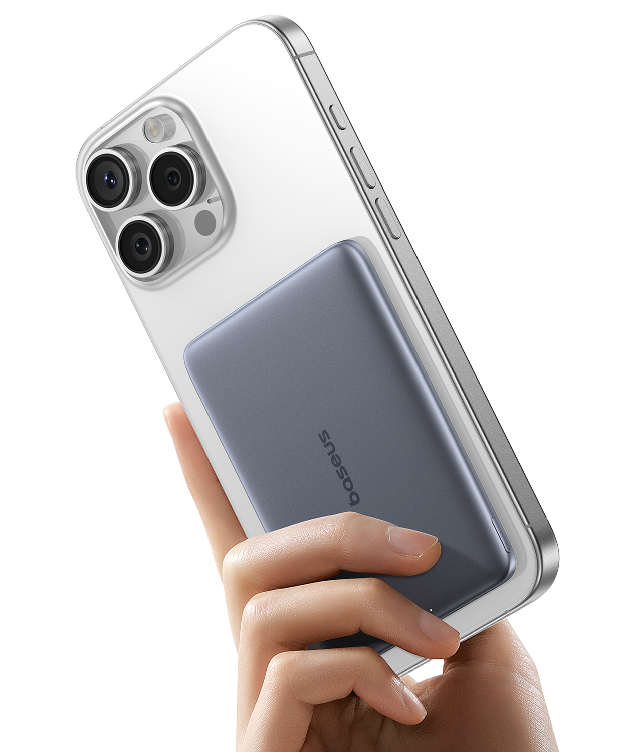 Una mano sostiene un smartphone con una batería externa gris acoplada.