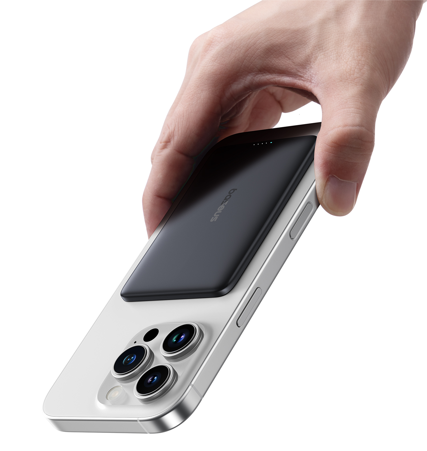 Mano sostiene un smartphone plateado con tres cámaras y un accesorio negro.