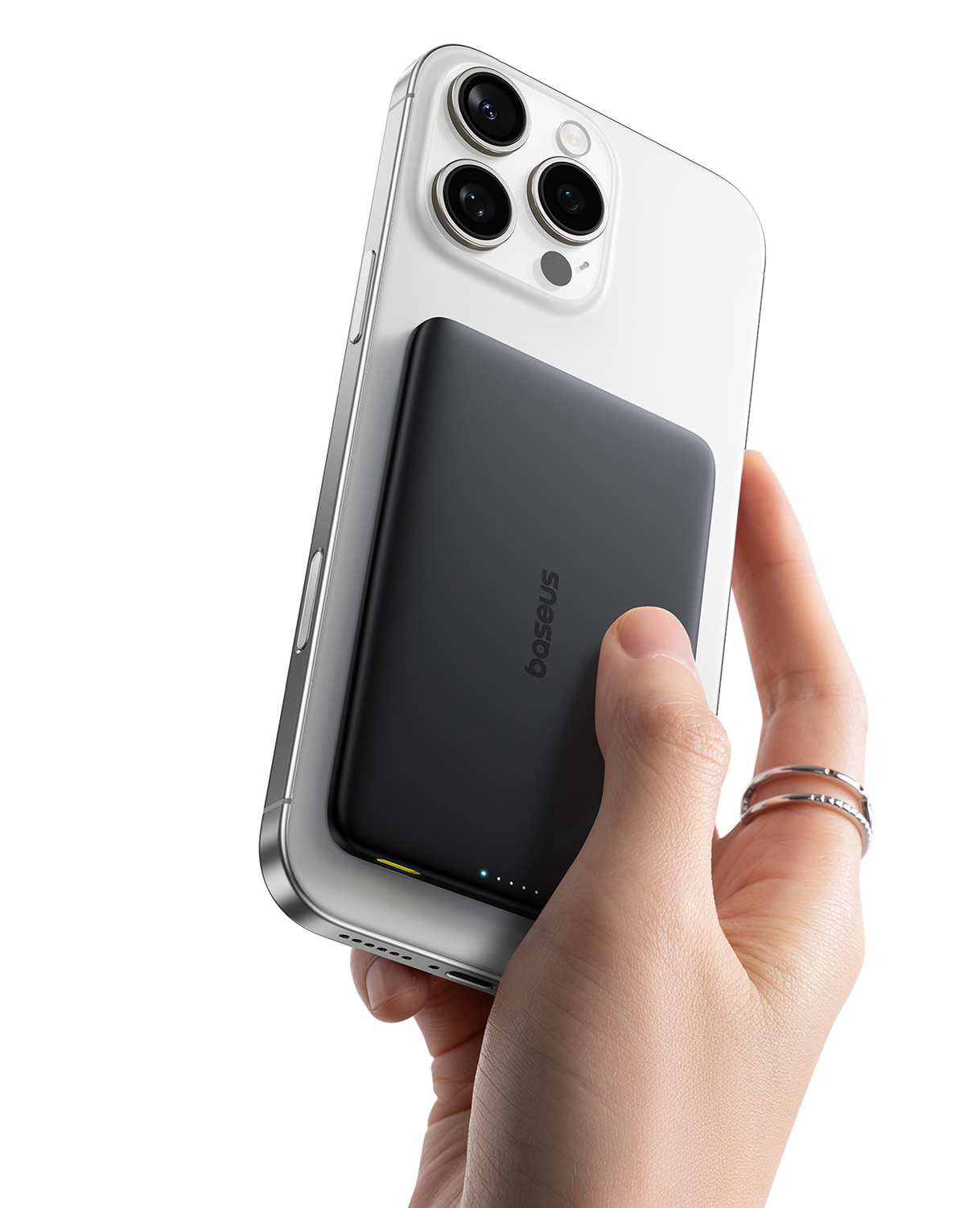 Una mano sostiene un teléfono inteligente con una batería externa negra en la parte posterior.