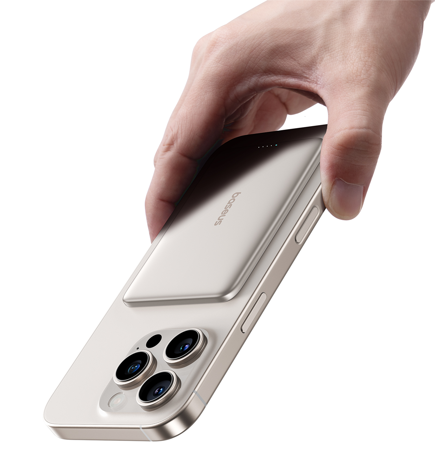 Una mano sujeta un elegante teléfono inteligente de color claro con tres lentes de cámara.