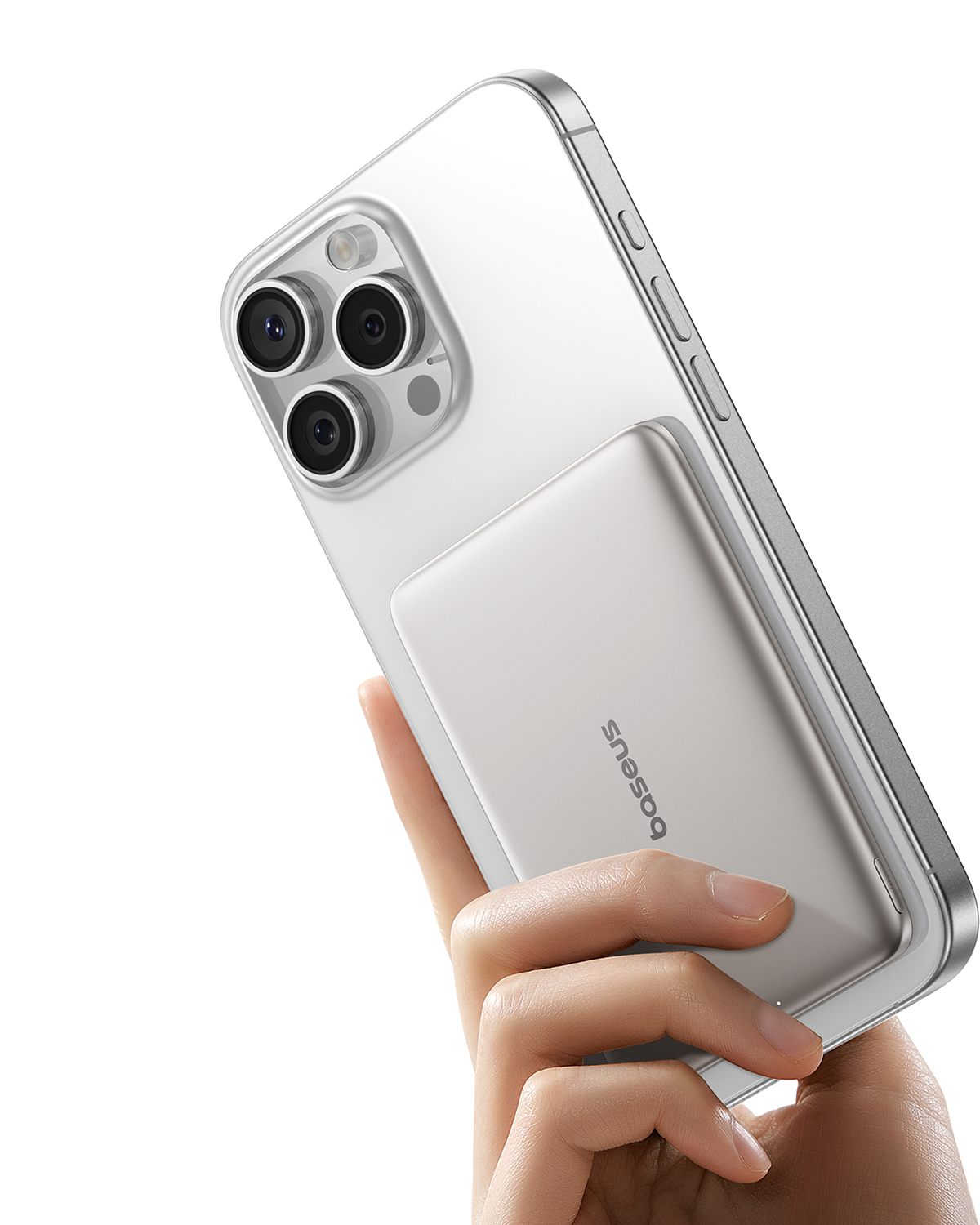 Una mano sostiene un smartphone blanco con tres cámaras y una batería plateada.
