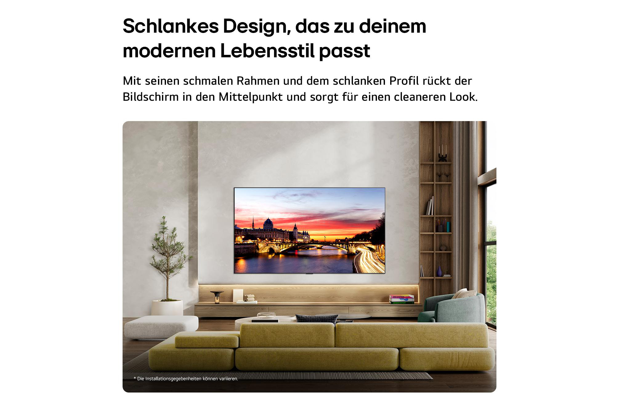 Ein moderner Wohnraum mit einem schlanken Fernseher, der ein Stadtbild bei Sonnenuntergang zeigt.