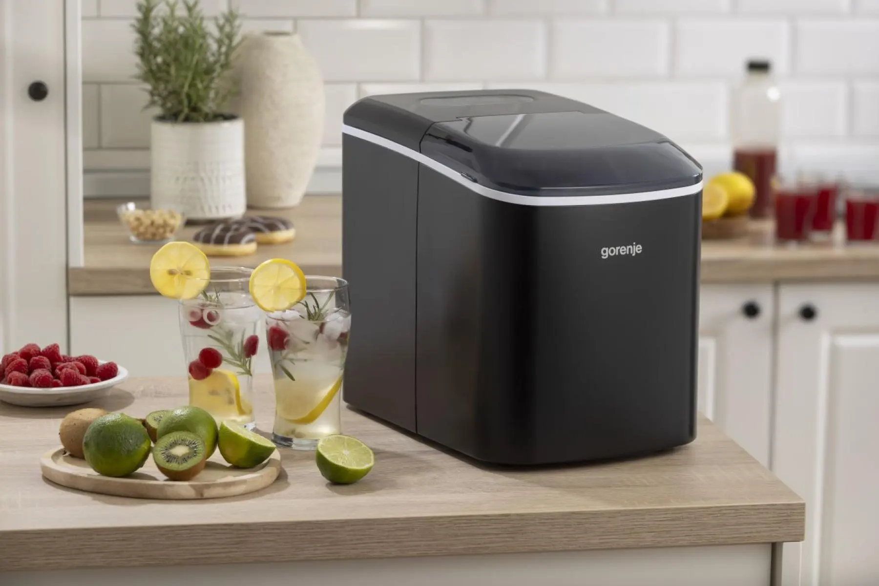 Gorenje jégkészítő konyhapulton italokkal, gyümölcsökkel és süteményekkel.