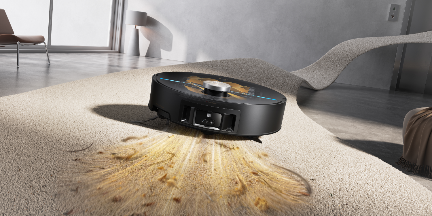 Un robot aspirapolvere nero su un tappeto chiaro che aspira detriti.