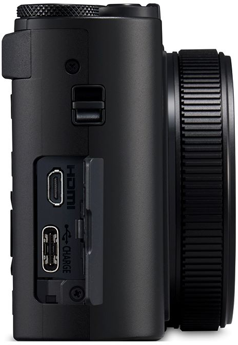 Fekete fényképezőgép részletképe nyitott portokkal: HDMI és USB töltőport.