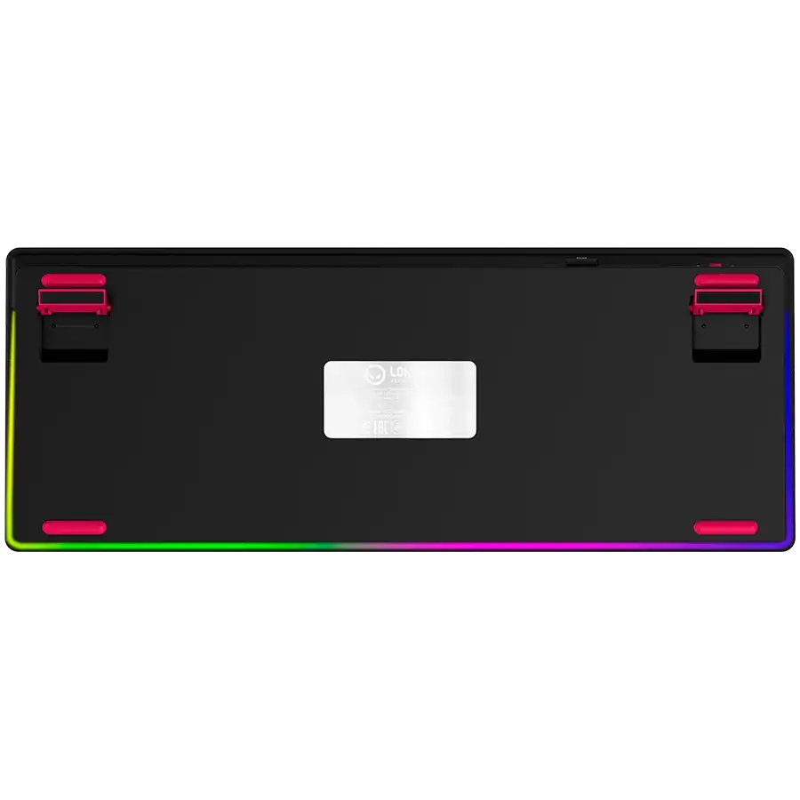 Fekete billentyűzet alsó nézetben, rózsaszín lábakkal és RGB világítással a szélén.