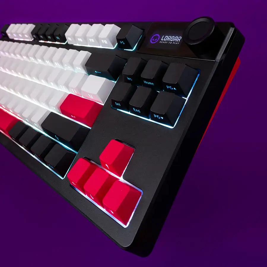 Egy fekete gamer billentyűzet piros, fehér és fekete gombokkal, lila háttéren.