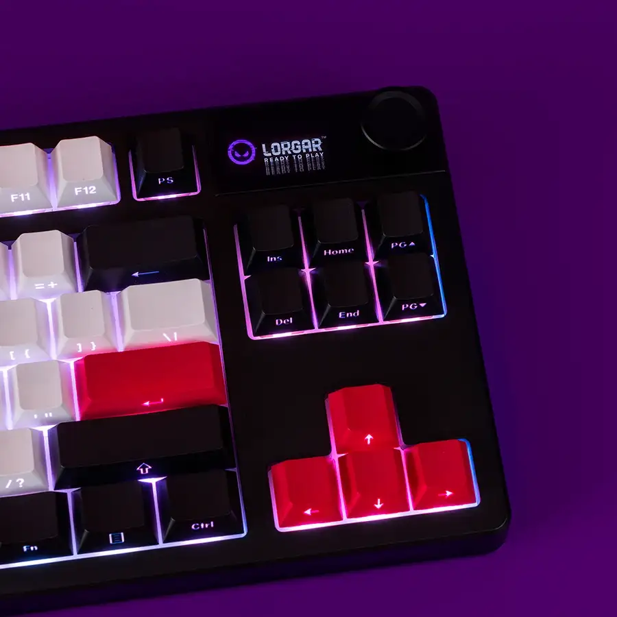 Egy fekete gamer billentyűzet fehér, piros és világító gombokkal, lila háttéren.