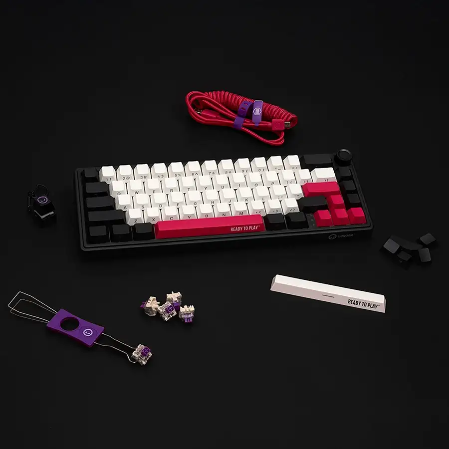 Egy mechanikus gamer billentyűzet piros és fehér gombokkal, fekete háttéren.