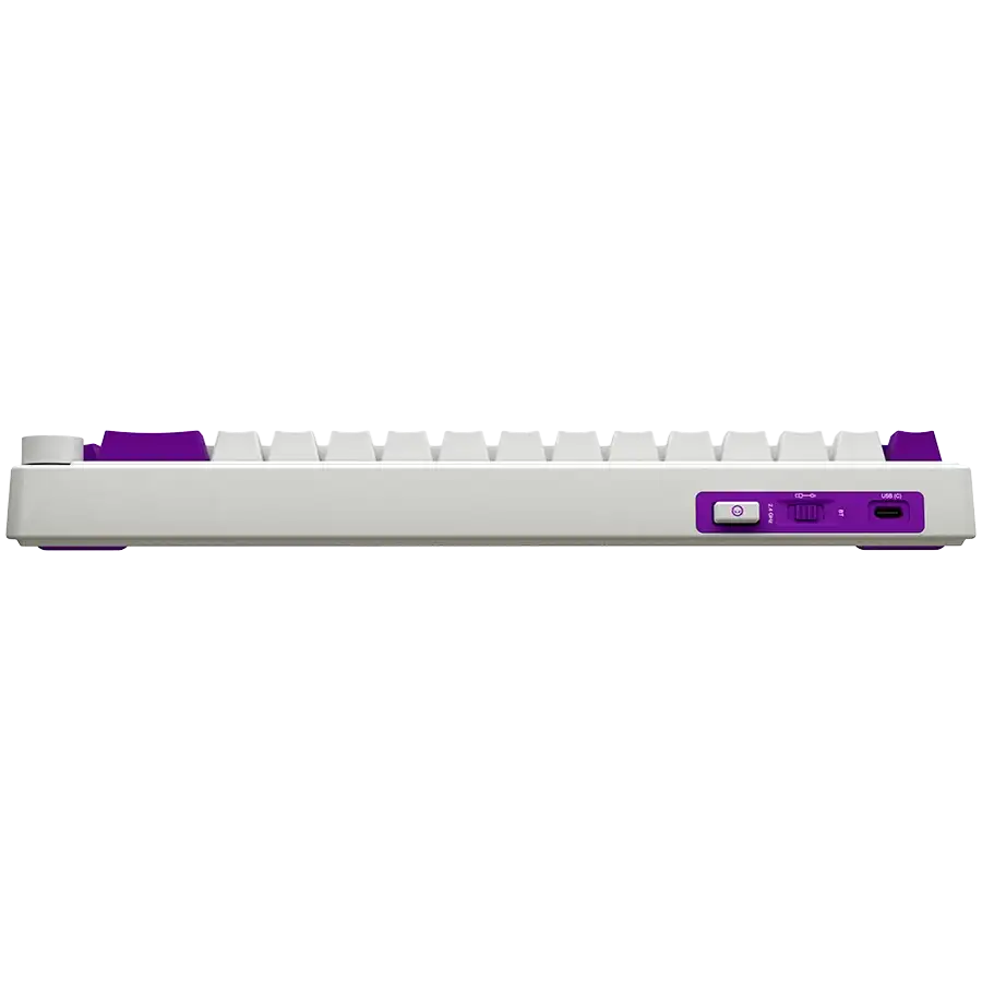 Fehér billentyűzet oldalnézete lila gombokkal és díszítésekkel. USB-C porttal rendelkezik.