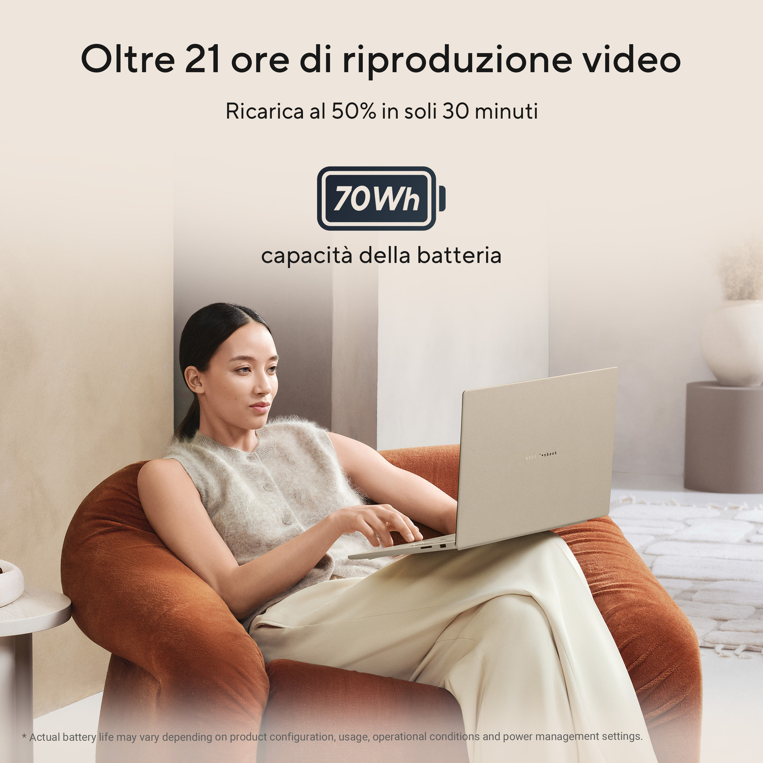 Una donna seduta su una poltrona usa un laptop con batteria da 70Wh.