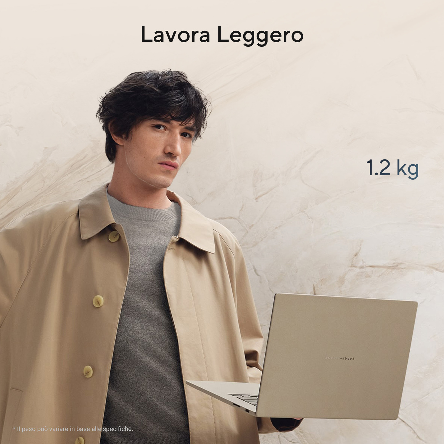 Un uomo tiene un laptop leggero color cachi. Testo: 1.2 kg.