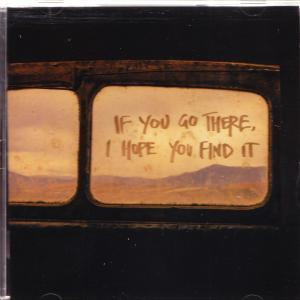 Fenster mit Schriftzug 'IF YOU GO THERE, I HOPE YOU FIND IT'. Landschaft dahinter.