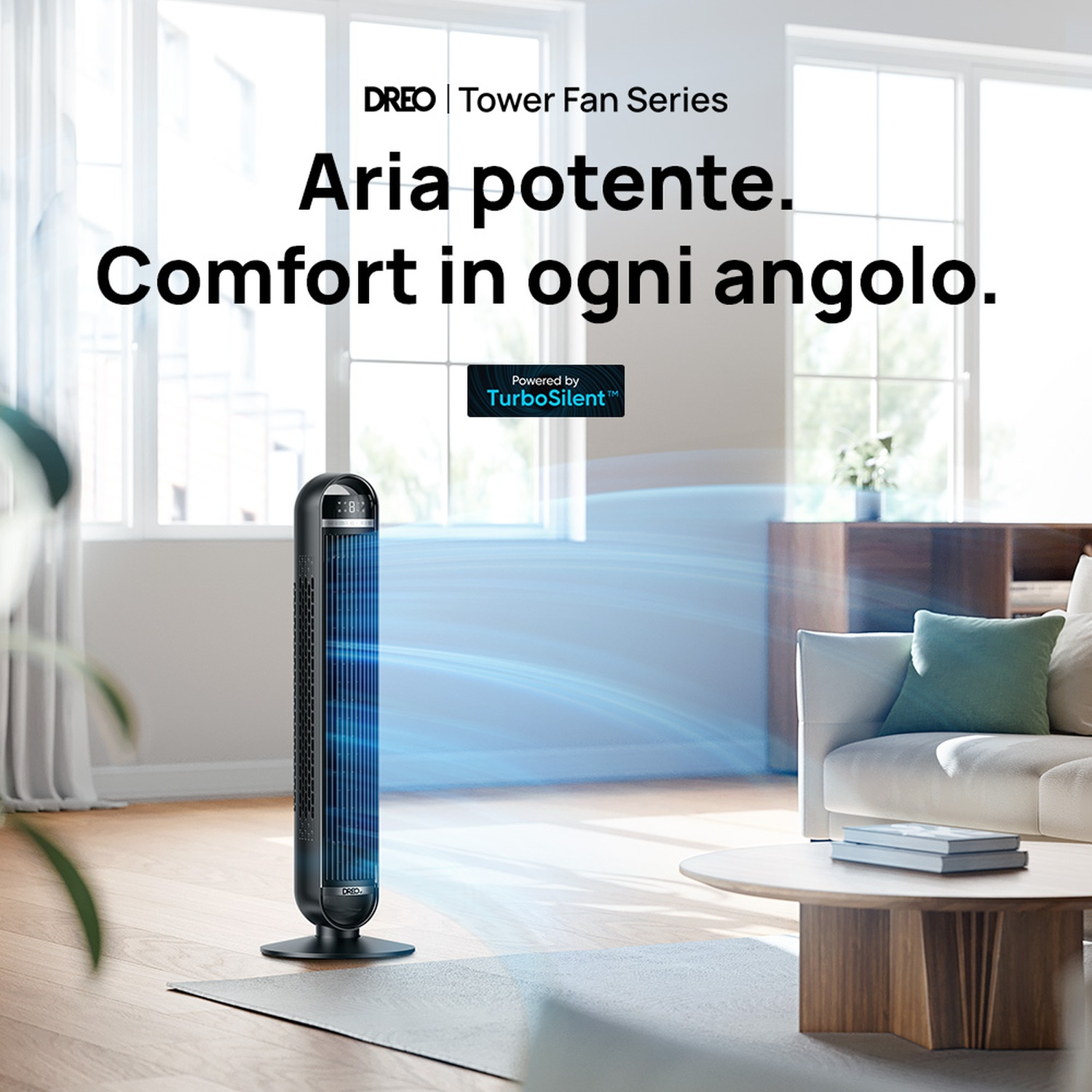 Un ventilatore a torre nero con flusso d'aria blu è in un soggiorno.