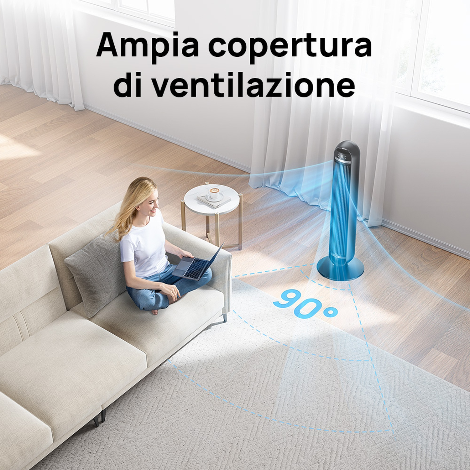 Donna su divano con laptop; ventilatore con flusso d'aria a 90 gradi.