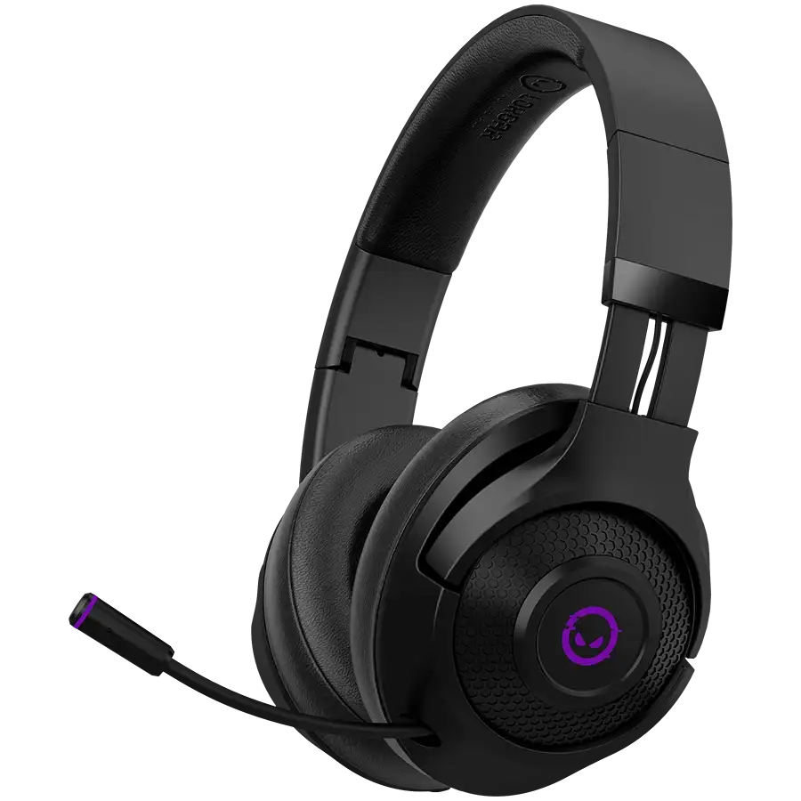 Fekete gamer fejhallgató mikrofonnal és lila díszítéssel fekete háttéren.