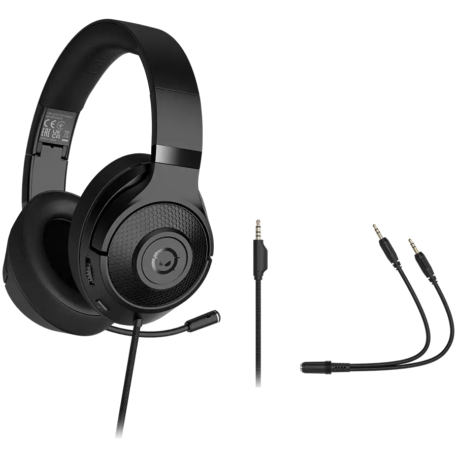 Fekete gamer fejhallgató mikrofonnal és audio elosztó kábelekkel fekete háttéren.
