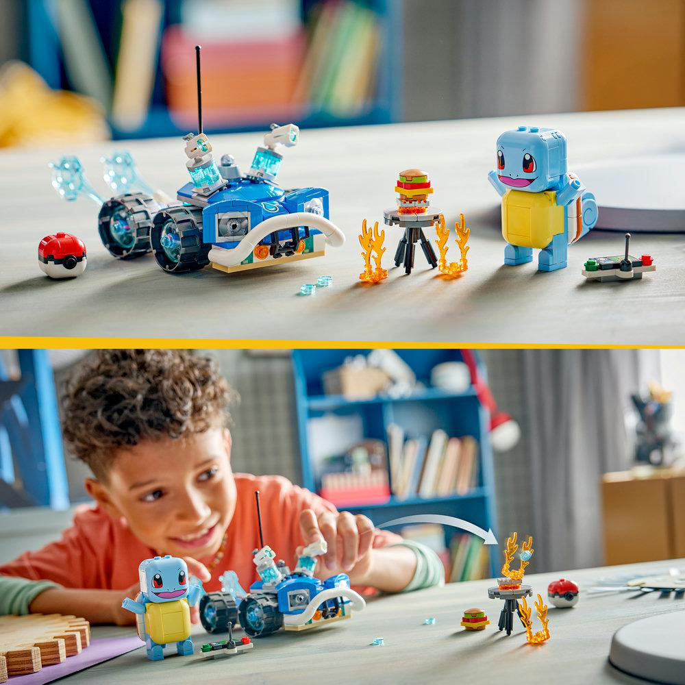 Ein Kind spielt mit Lego-Pokémon. Ein blauer Lego-Wagen und Squirtle.