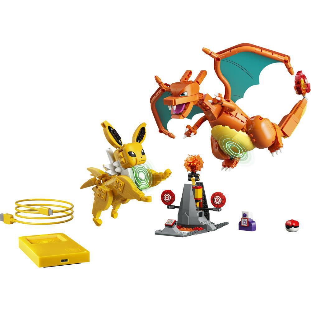 Gelbe Eevee-Figur und orange Charizard-Figur mit KampfZubehör auf weißem Hintergrund.