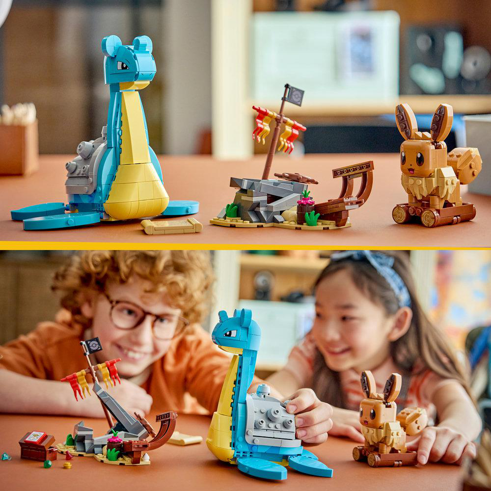 Zwei Kinder bauen Lego-Pokémon: Lapras, ein Schiffswrack und Evoli.