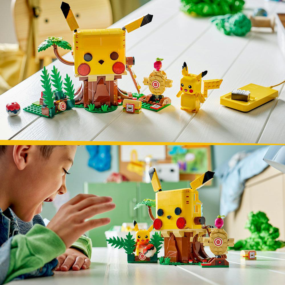 LEGO Pikachu-Modelle mit einem Jungen, der zusieht. Oben: Ein großer und ein kleiner Pikachu, ein Baum und ein Pokeball.