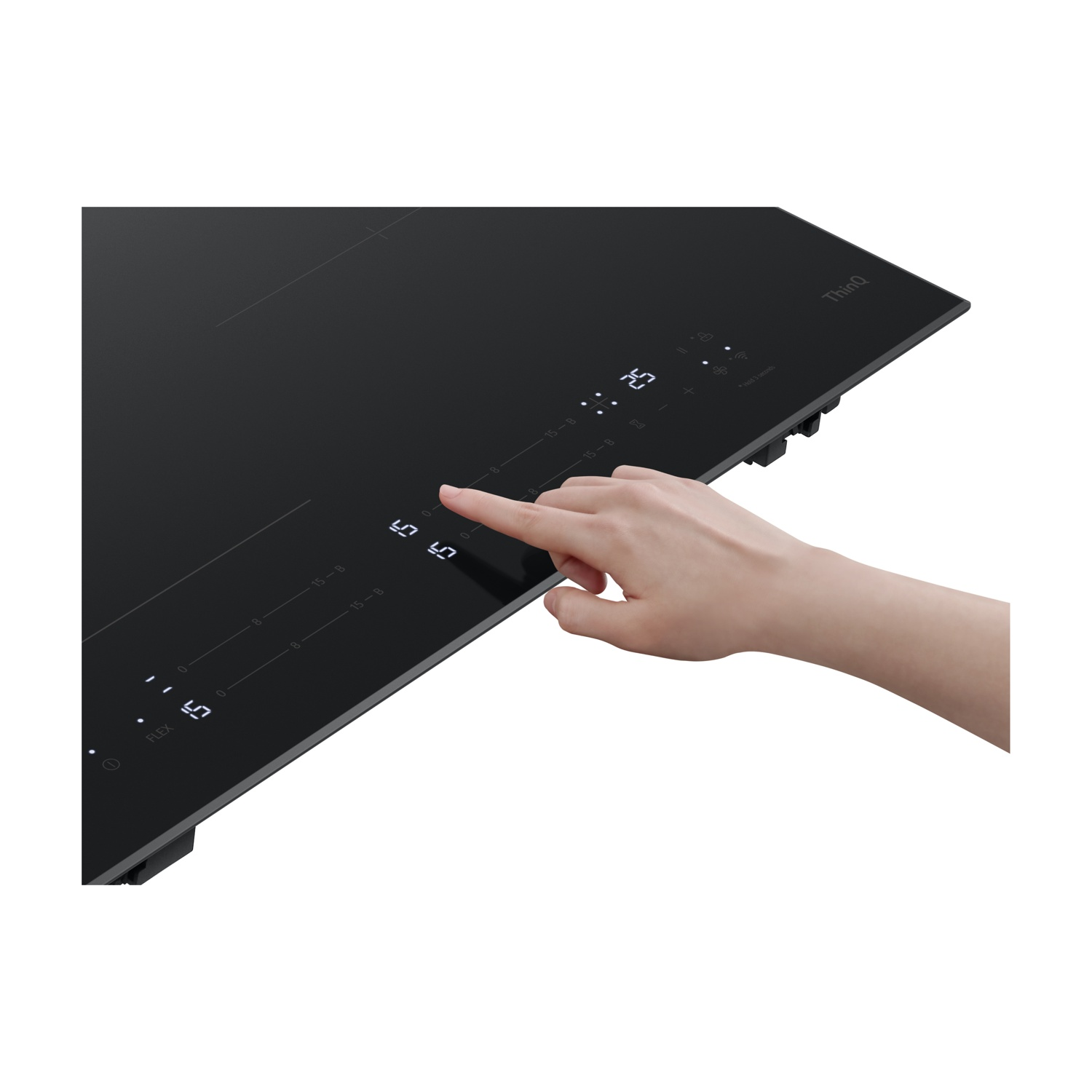 Una mano aziona un piano cottura a induzione nero con display digitali.