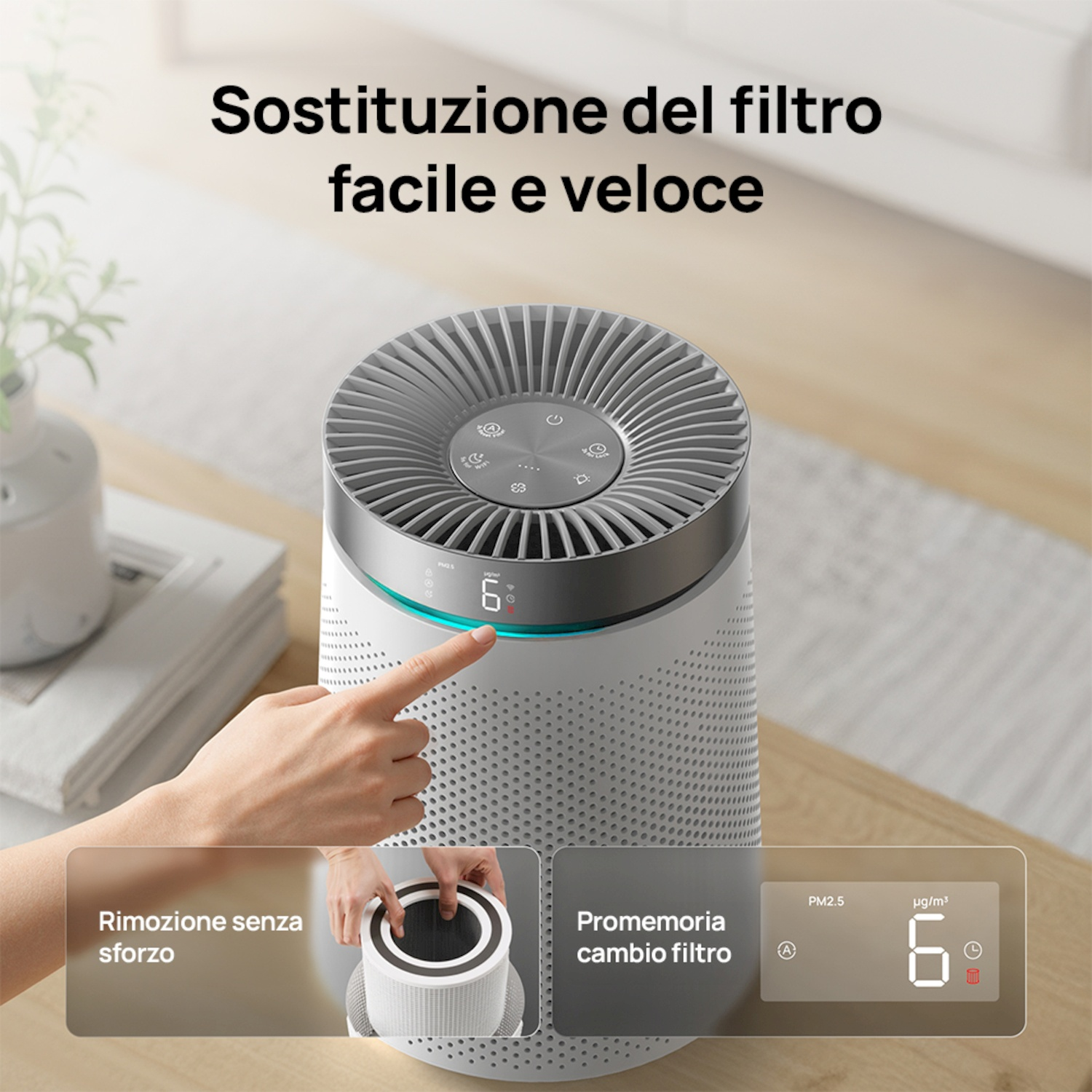 Un dito tocca un purificatore d'aria che mostra i livelli di PM2.5. Sostituzione filtro.