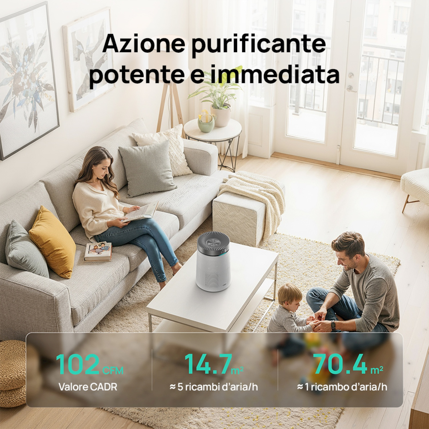 Famiglia in soggiorno con purificatore d'aria. Uomo gioca con bimbo, donna legge.