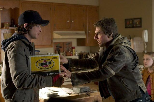 Zwei Männer und ein Mädchen in einer Küche. Einer übergibt eine Pennzoil-Box.