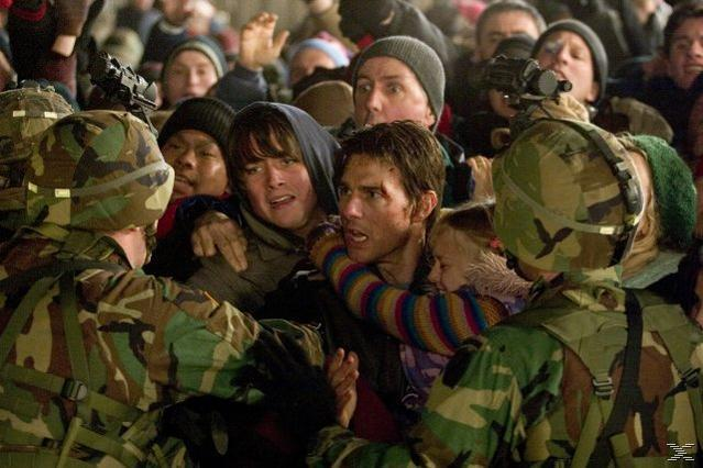 Soldaten umringen eine aufgebrachte Menge, einige Menschen scheinen verängstigt.