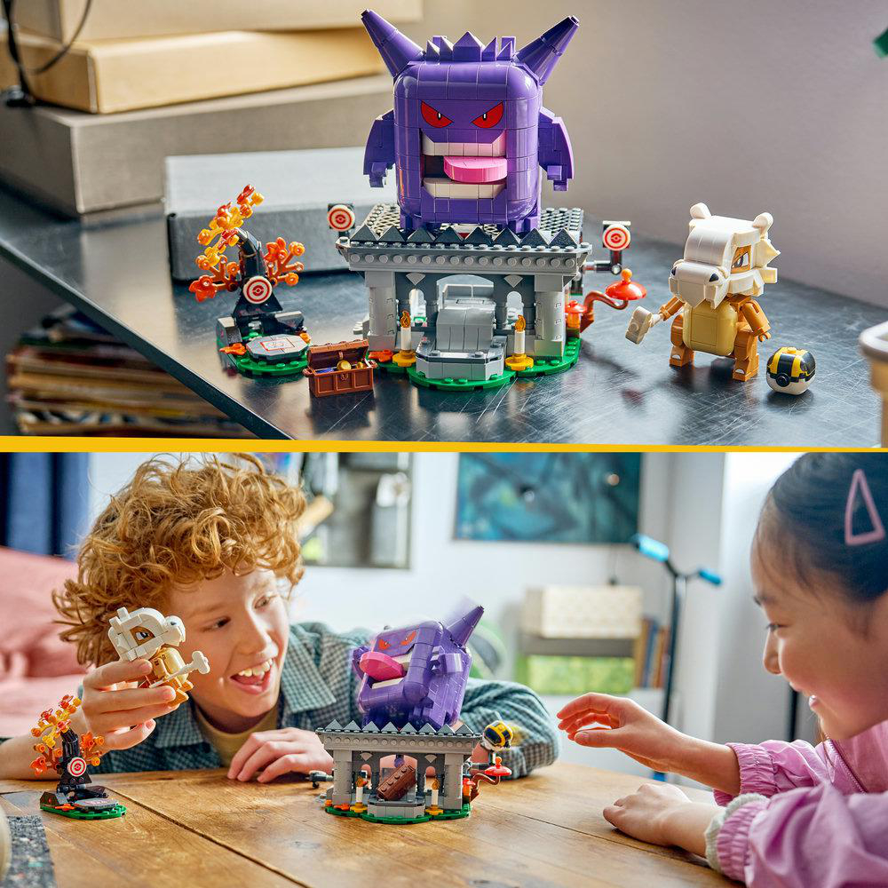 Lego-Nachbildungen von Pokémon Gengar und Nidoran auf einer Bühne mit Kindern.