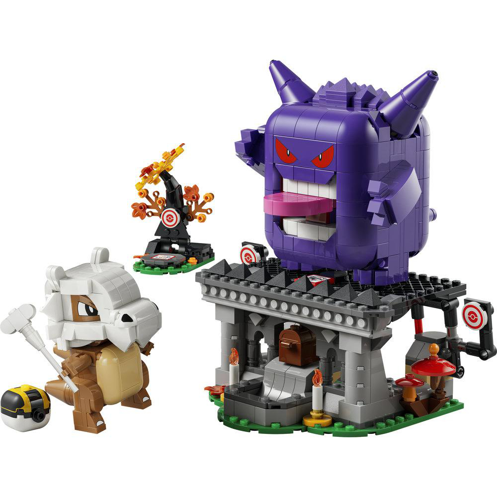 Ein Lego-Set mit Gengar, Cubone und einem Baum mit Zielscheiben.