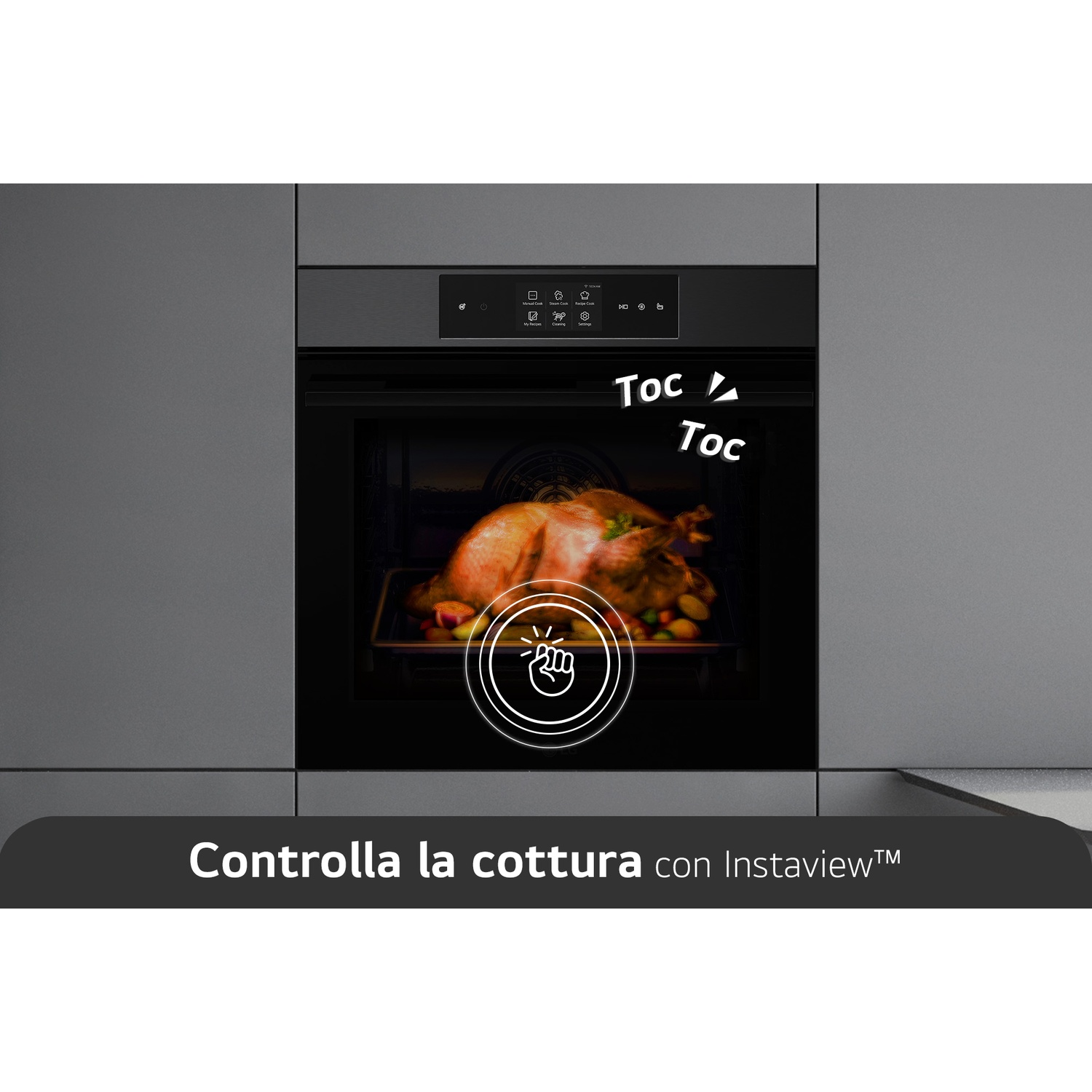 Un pollo arrosto in un forno, con icona touch e testo.