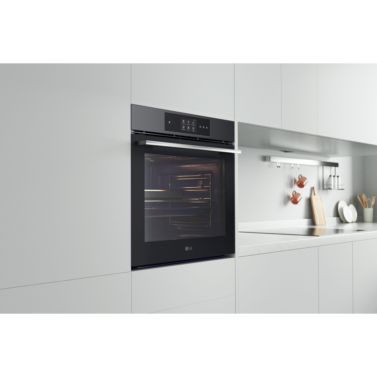 Un forno da incasso moderno con porta nera e display digitale in una cucina bianca.