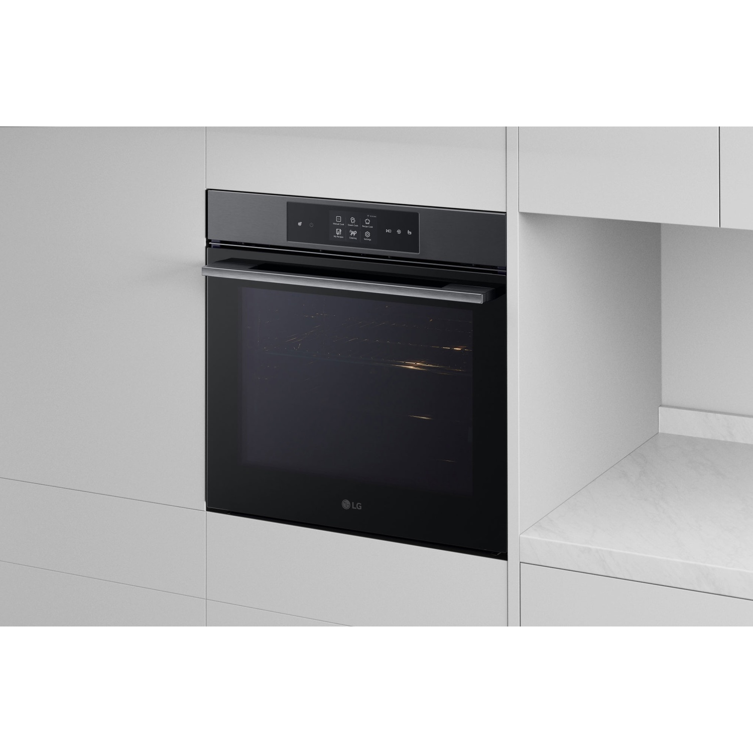 Un moderno forno LG nero è integrato in un mobile da cucina bianco con pannello touch.