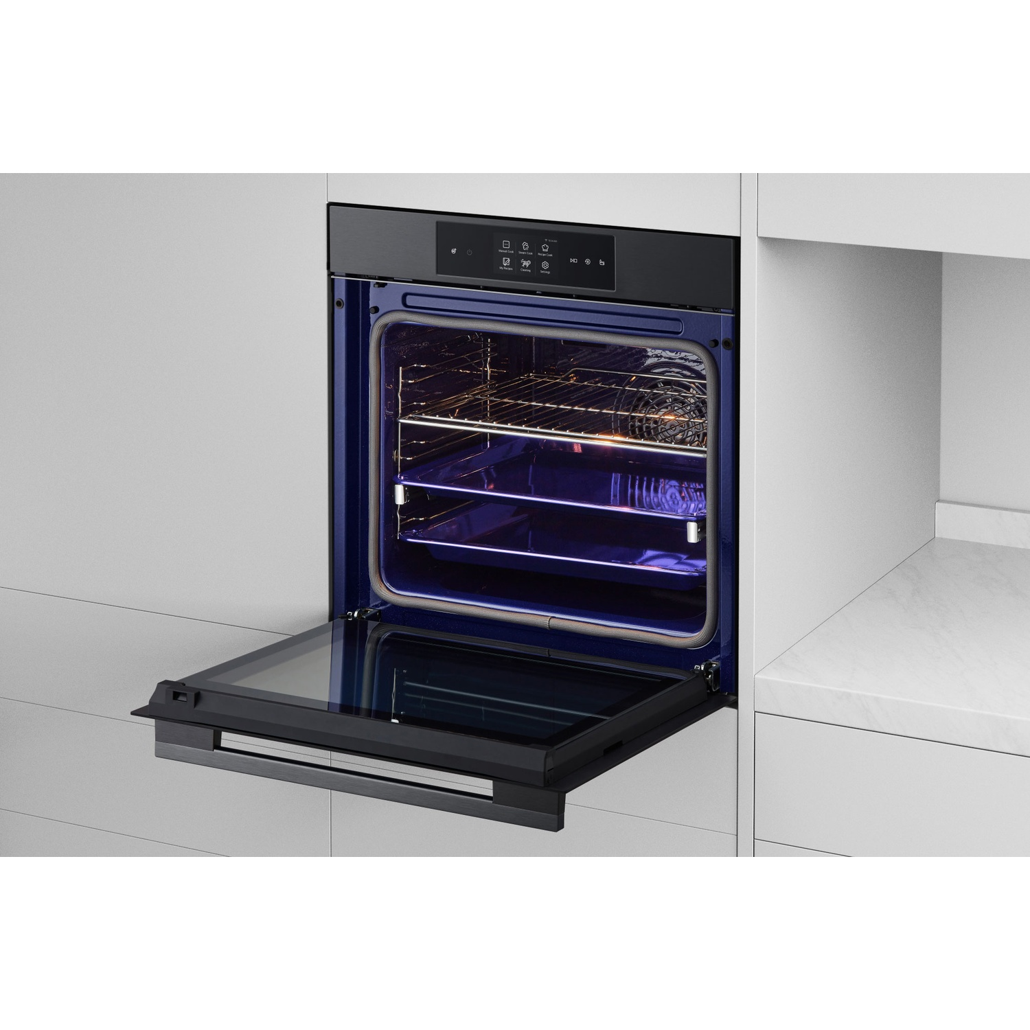 Un moderno forno da incasso con porta aperta e interno illuminato.