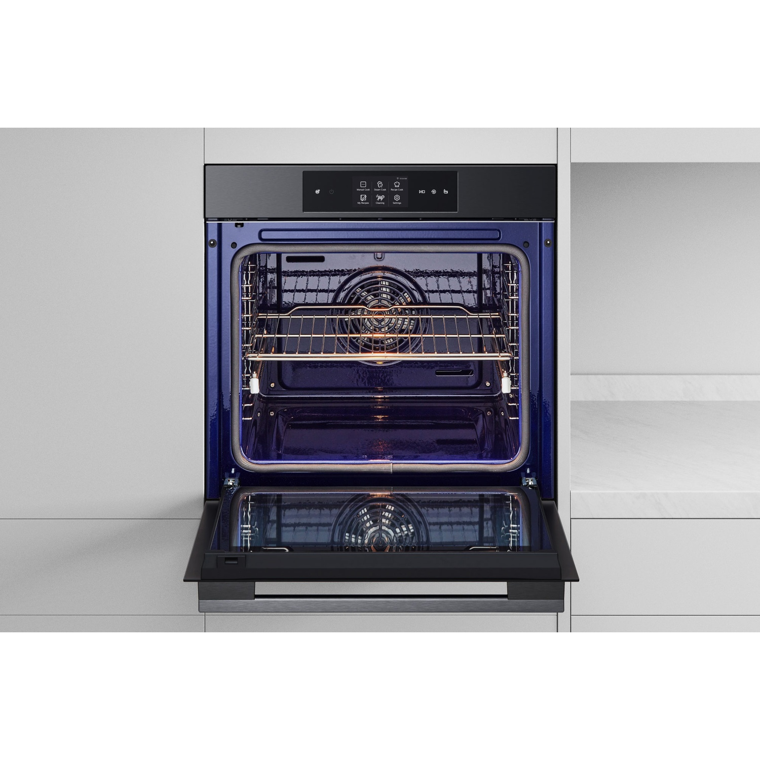 Un forno da incasso moderno con porta aperta. All'interno sono visibili due griglie.